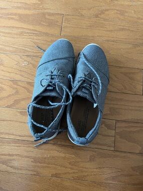 Women’s Casual Lace-Up Sneakers in Heather Gray